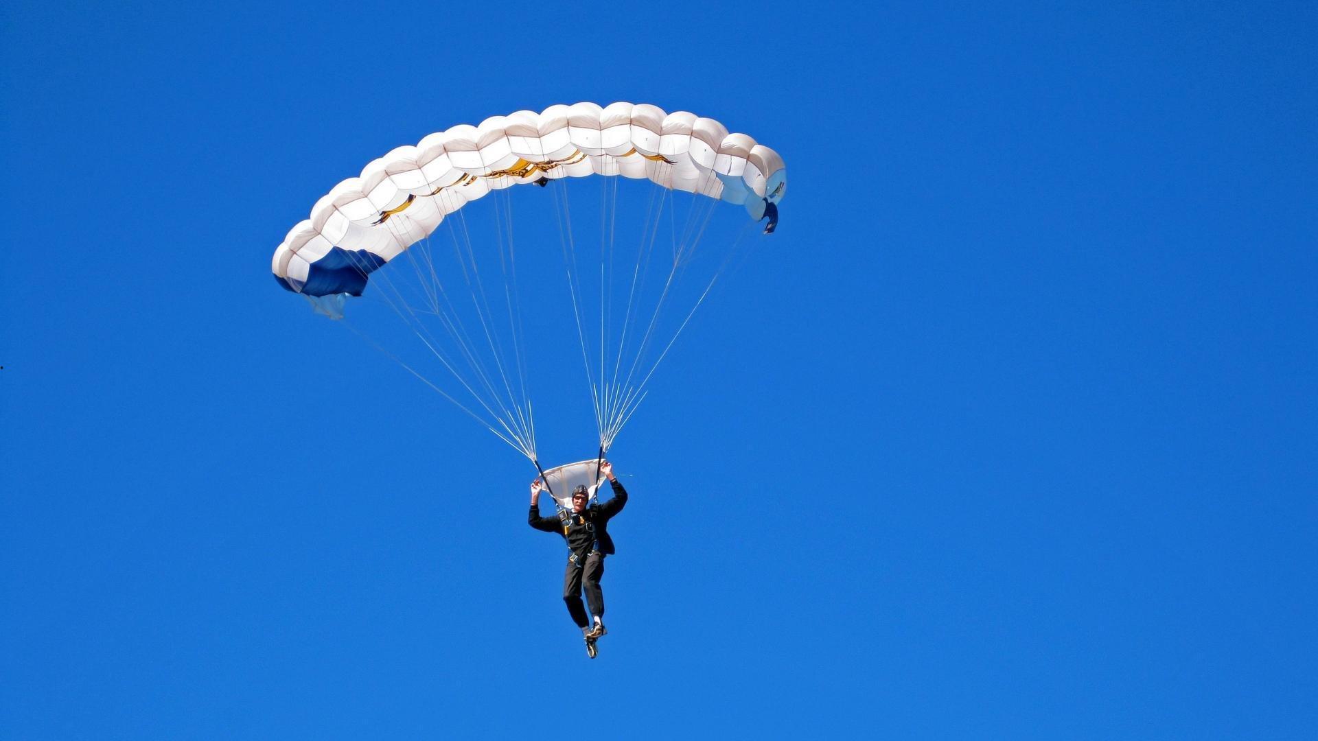 电竞产业蓬勃发展，全球赛事热潮与职业选手的崛起