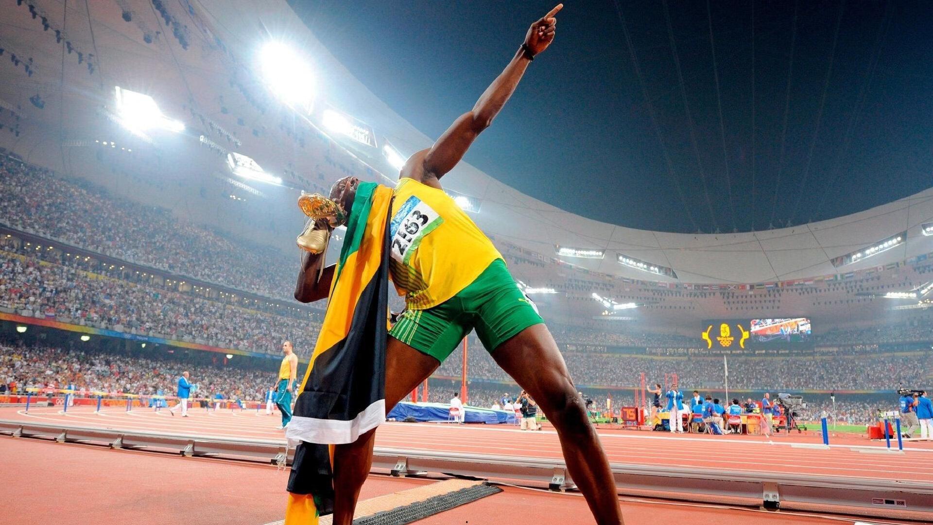 梅西第七次捧起金球奖 刷新历史纪录再创辉煌